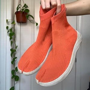 ORANGE TABI SNEAKERS